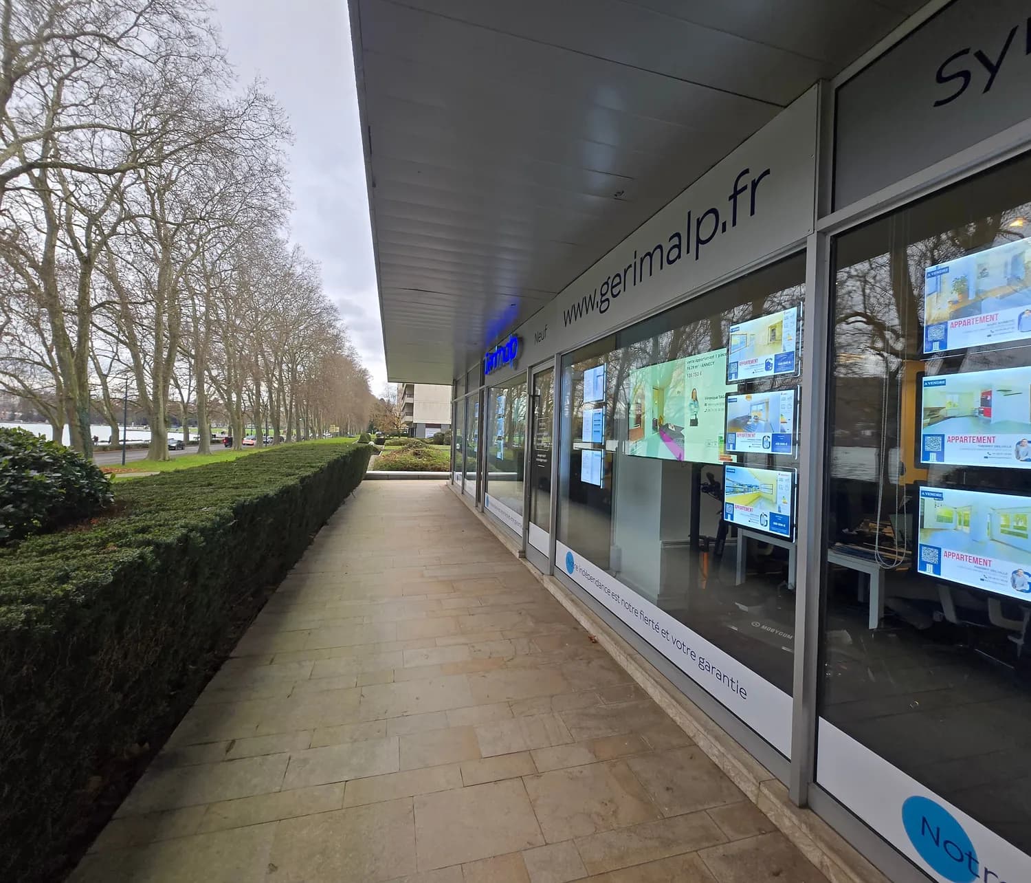 La devanture de l'agence Gerimalp, 11 avenue d'Albigny à Annecy, face au parc et au lac